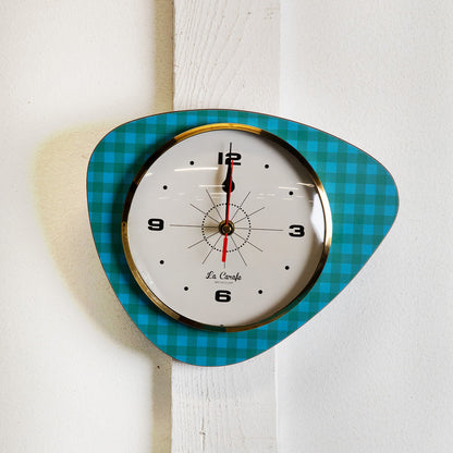 Horloge de cuisine originale avec cadran blanc et contours bleu à motif, idéale pour maîtriser les temps de cuisson et organiser vos préparations.