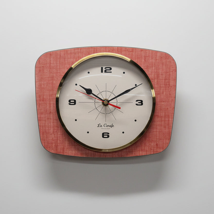Horloge rectangulaire orange vintage cadran beige style années 50-70, décoration maison rétro authentique La Carafe.