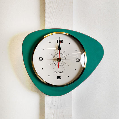 Horloge de cuisine originale verte, idéale pour suivre les temps de cuisson et organiser vos préparations culinaires avec précision.