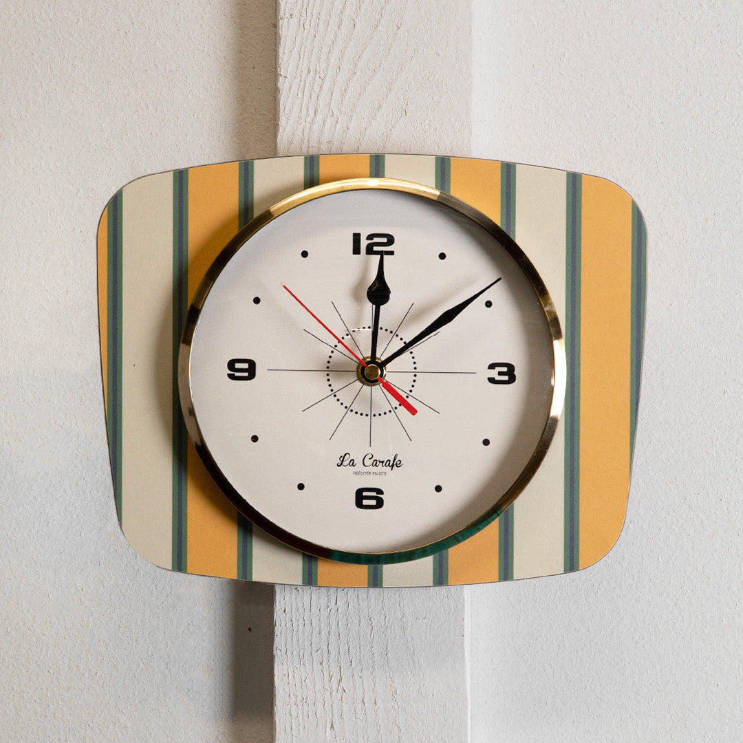 Horloge rectangulaire motif rayures cadran beige