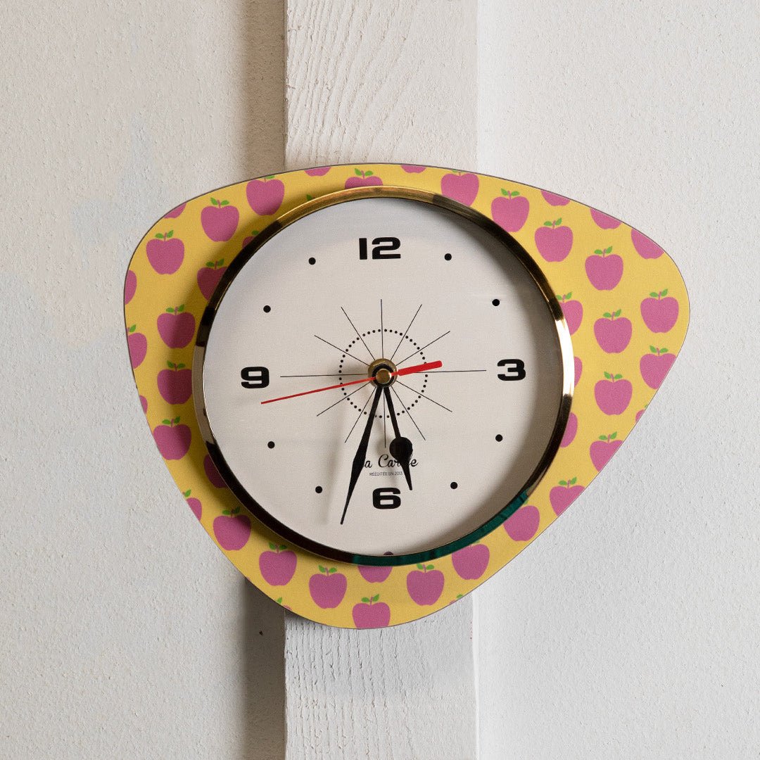 Horloge murale médiator motif pommes – Cadran beige, objet vintage années 50-70, décoration maison rétro élégante.