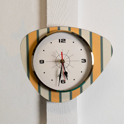 Horloge mediator motif rayures fond beige