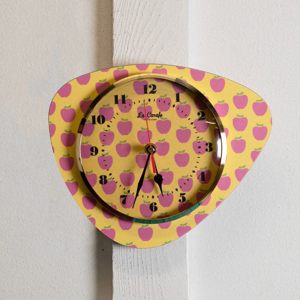 Horloge murale médiator motif pommes vintage années 50-70, design rétro, décoration maison originale et colorée.