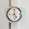Horloge Murale Médiator Motif Fleurs – Fond Beige, design vintage années 50-70, décoration maison rétro authentique.