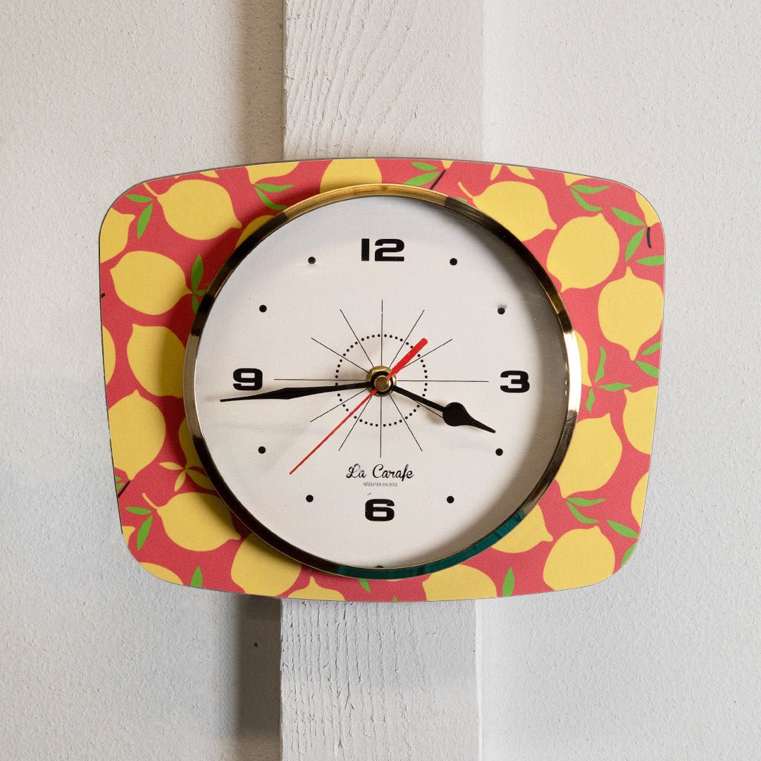 Horloge murale rectangulaire motif citrons – Cadran beige vintage années 50, décoration maison rétro authentique qualité garantie
