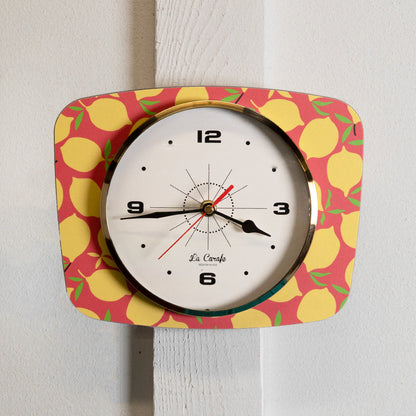 horloge murale rectangulaire imprimé fruits fond beige