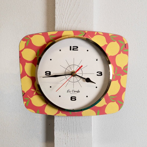 Horloge murale rectangulaire motif citrons – Cadran beige vintage années 50, décoration maison rétro authentique qualité garantie