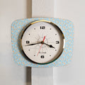 Horloge Murale Rectangulaire Motif Petites Fleurs Bleu Ciel – Pendule Rétro vintage années 50-70, décoration maison rétro authentique.