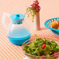 Carafe Vintage Bleu Azur – Pichet Rétro Made in France en verre bleu, design années 50-70, décoration cuisine vintage élégante.