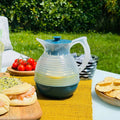La Carafe Bleu Orageux – Pichet Rétro 1,3L en plastique vintage bleu, 1,3L, décoration maison années 50-70 authentique