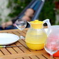 La Carafe Jaune Citron – Pichet Rétro 1,3L en plastique vintage, icône des années 70 pour décoration maison rétro.
