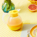 La Carafe Jaune Citron – Pichet Rétro 1,3L en plastique vintage jaune, style authentique des années 70 pour décoration maison.