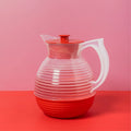 Carafe Vintage Rouge Coquelicot – Pichet Rétro Made in France en verre et plastique, style années 50-70, déco maison vintage authentique.