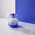 Théière vintage en plastique bleu et blanc, design années 60, objet de décoration cuisine rétro authentique.