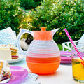 Carafe vintage en verre et plastique orange, style années 60, pour décoration cuisine rétro et maison vintage.