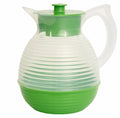 Carafe vintage en plastique vert et blanc style rétro années 50-70, design rond et rainuré pour décoration cuisine vintage.