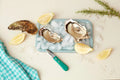 Lancette à Huîtres en Acier Inoxydable vintage sur glace avec citrons, ambiance rétro années 50-70 cuisine maison.