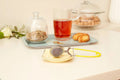 Pince à Thé Infuseur Rétro vintage, design années 50-70, accessoire cuisine rétro avec infusion de thé élégante.