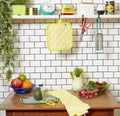 Râpe acier inoxydable rétro suspendue dans cuisine vintage années 50-70 avec accessoires et décoration maison rétro