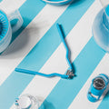 Le casse noix vintage en métal bleu rétro, ustensile cuisine vintage années 50-70, qualité et style authentique.