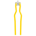 Le casse noix vintage avec manche jaune, accessoire cuisine rétro des années 50-70, décoration maison vintage authentique.