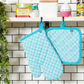 Duo Gant Manique Cuisine Coton La Carafe, accessoires cuisine rétro en coton épais style vintage années 50-70, motif damier bleu.