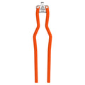 Le casse noix vintage en métal robuste et poignées orange, ustensile rétro des années 50-70, décoration cuisine vintage.