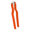 Le casse noix vintage en métal robuste avec poignées orange, style rétro années 50-70, accessoire cuisine vintage design.
