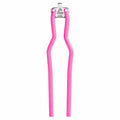Le casse noix vintage La Carafe en métal et plastique rose, design rétro années 50-70, accessoire cuisine vintage robuste.