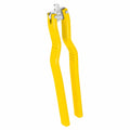 Le casse noix vintage jaune, ustensile retro années 50-70, robuste et authentique pour décoration maison vintage.