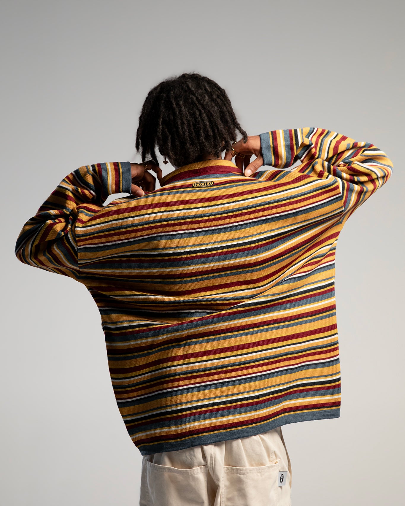 Pull rayé multicolore oversize unisexe DDP porté de face