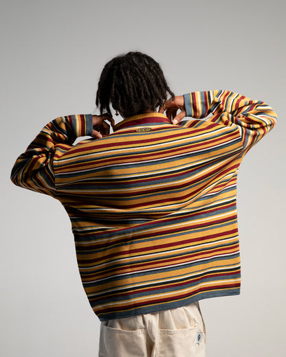 Pull rayé multicolore oversize unisexe DDP porté de face