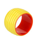 Rond de Serviette Design Rétro vintage années 50-70 en plastique laqué jaune et rouge, décoration maison rétro élégante.