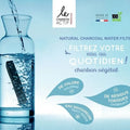 Charbon végétal français filtrant l'eau du robinet dans une carafe en verre