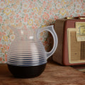 CARAFE REGLISSE en plastique vintage des années 60, style rétro pour décoration maison et cuisine vintage.