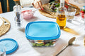 Boîte de conservation carrée Duralex Freshbox en verre, couvercle bleu estampillé Made in France.