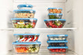 Set de 3 boîtes de conservation en verre Duralex Freshbox avec couvercles bleus dans un réfrigérateur.