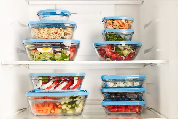 Set de 3 boîtes de conservation en verre Duralex Freshbox avec couvercles bleus dans un réfrigérateur.