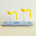 Petit plateau bleu vintage avec deux carafes en verre vintage transparent, style rétro années 50-70, décoration maison vintage.
