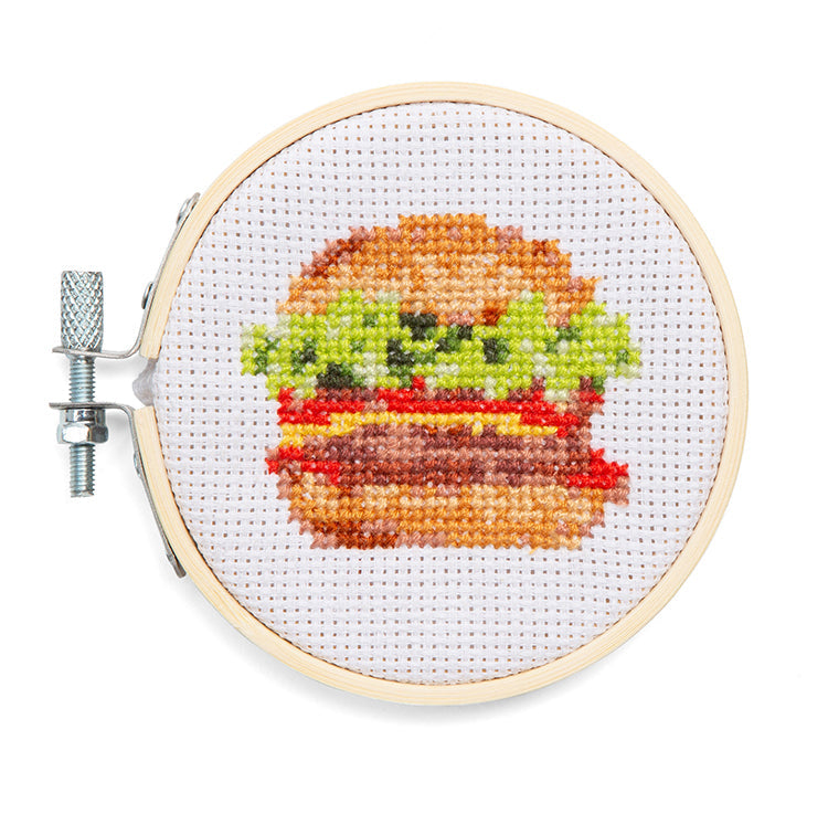 Mini-kit de broderie Burger au point de croix - Kikkerland