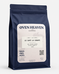 Paquet bleu marine Le Café La Carafe vu de trois quarts, étiquette café du Brésil Sul de Minas, notes rond, chocolaté, gourmand