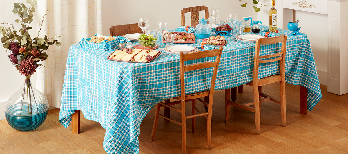 Carafes colorées sur une table bleue
