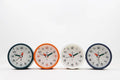 Réveils compacts aiguilles crayon : bleu canard, orange, blanc et marine