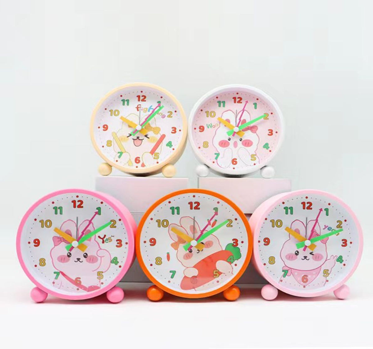 Réveil enfant pastel au cadran illustré de lapins, cinq coloris : crème, blanc, rose vif, orange et rose pâle
