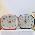 Réveils vintage écran TV orange et noir côte à côte