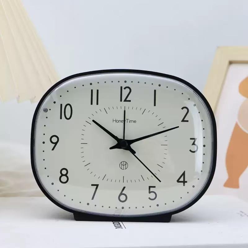 Réveil vintage écran TV noir, verre bombé et cadran crème