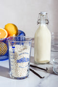 Verre doseur gradué Duralex Precisio rempli de riz dans une cuisine.